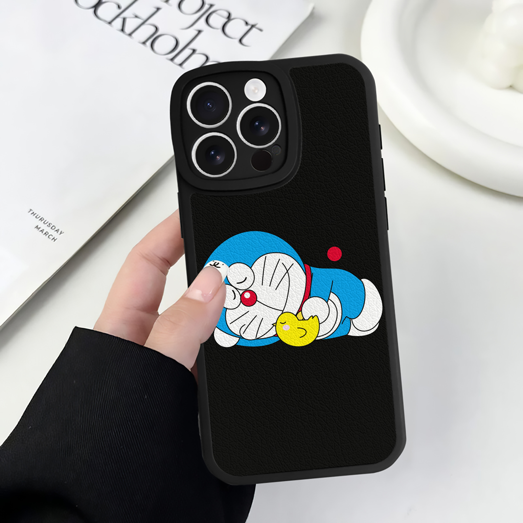 （画像用） ドラえもん Doraemon 【iPhone 16シリーズ対応】シリコンスマホケース（レザー調） 材質：シリコン